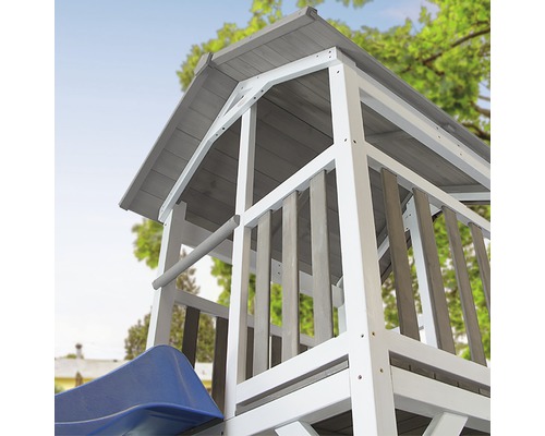 Detailný záber hernej veže so sivou strechou a bielym rámom