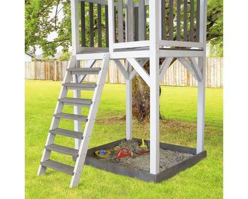 Hracia veža s pieskoviskom a rebríkom v záhrade