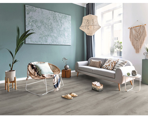 Svetlá obývacia izba s pohovkou, kreslom, dekoráciou a sivou podlahovou krytinou