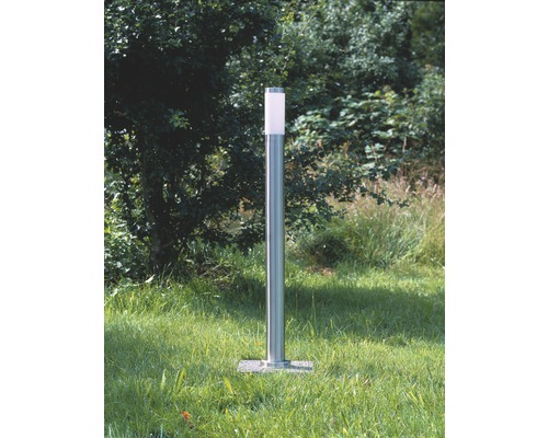 Záhradná lampa z kovu na trávniku