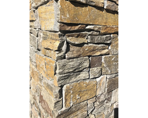 Detail suchej steny z prírodných kameňov