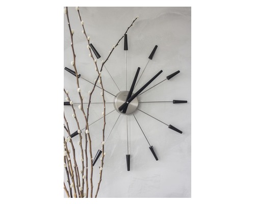 Nástenné hodiny s ručičkami a kvitnúcimi vetvami