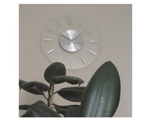 Sklenené nástenné hodiny s rastlinami v miestnosti