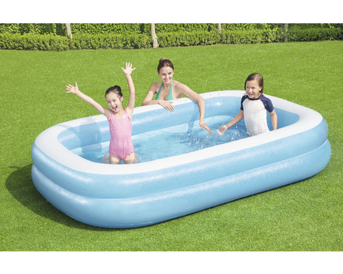 Rodina v nafukovacom bazéne v záhrade