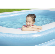 Dievča v nafukovacom bazéne v záhrade