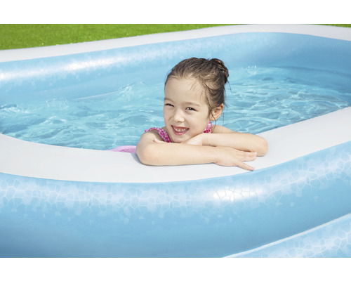 Dievča v nafukovacom bazéne v záhrade