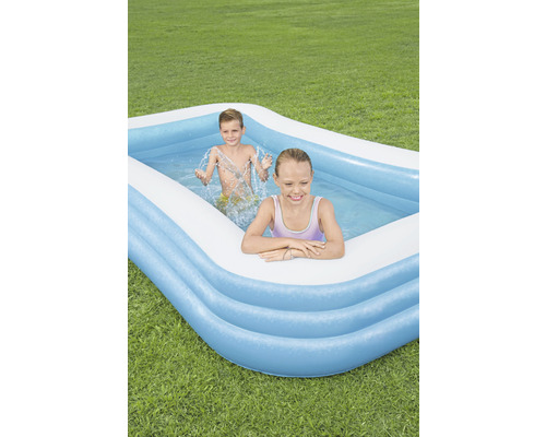 Nafukovací bazén s hrajúcimi sa deťmi v záhrade.