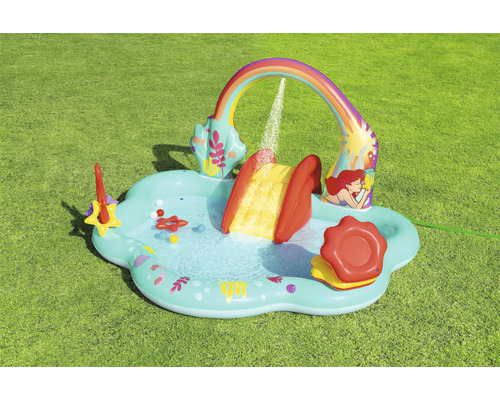 Nafukovací bazénik s toboganom a vodným rozprašovačom v záhrade