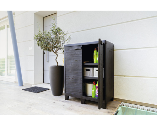 Čierna viacúčelová skrinka na vonkajšie použitie s otvorenými dvierkami a rôznymi čistiacimi prostriedkami