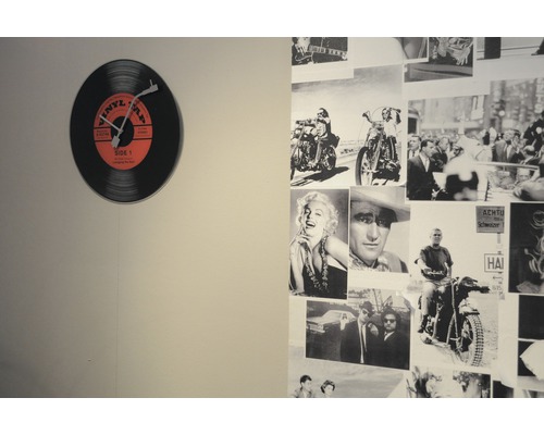 Nástenné hodiny s dizajnom vinylovej platne s fotografiami na stene