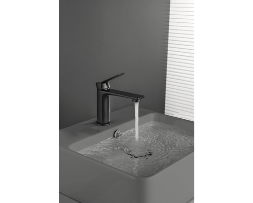 Umývadlová batéria s kohútikom a plným umývadlom