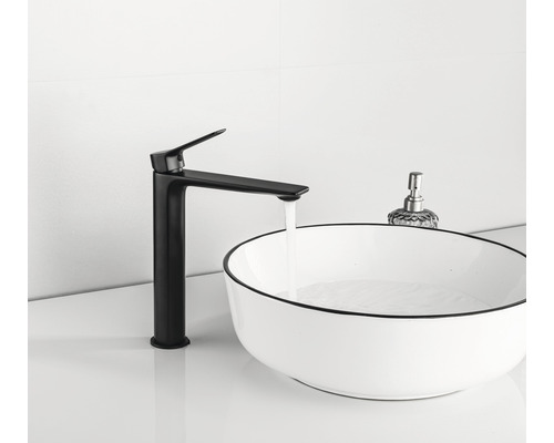 Čierna umývadlová batéria vedľa umývadla