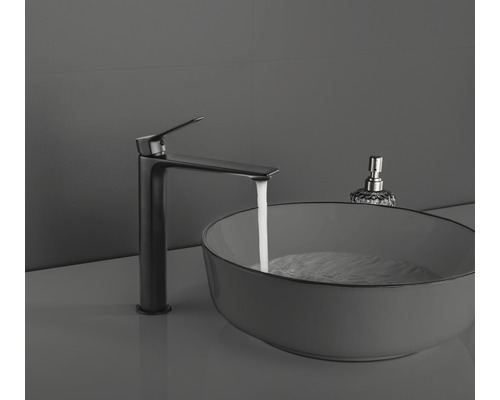 Umývadlová batéria vedľa umývadla s vodou