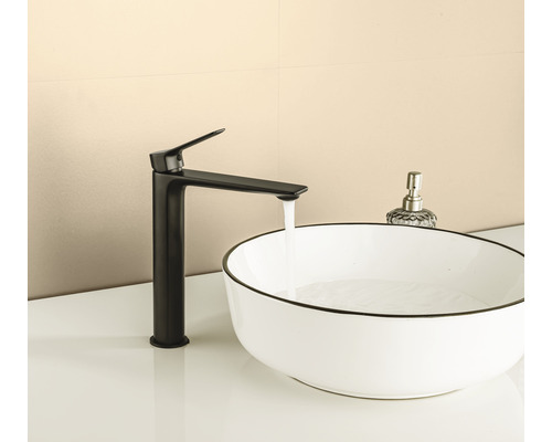 Moderná kúpeľňa s umývadlom na dosku a čiernou armatúrou