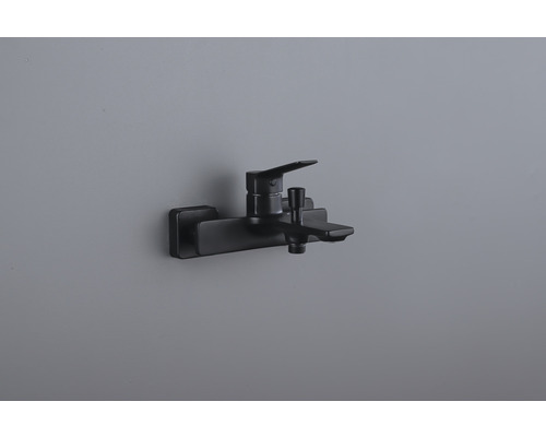 Čierna vaňová batéria na montáž na stenu.