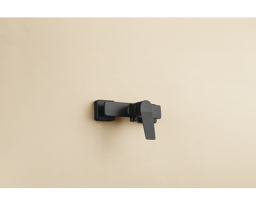 Čierna páková batéria na montáž na stenu