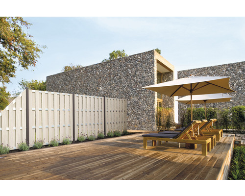 Scéna s drevenou podlahou, plotom a ležadlami so slnečníkmi