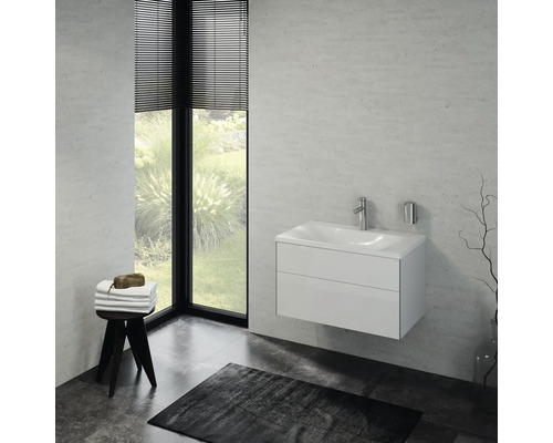 Moderná kúpeľňa s bielym závesným umývadlom, batériou a policou