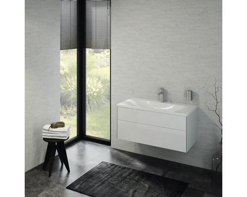 Svetlá kúpeľňa s umývadlovou skrinkou, stoličkou s uterákmi a kobercom