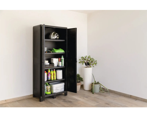 Otvorená viacúčelová skriňa s niekoľkými policami na uloženie rôznych predmetov