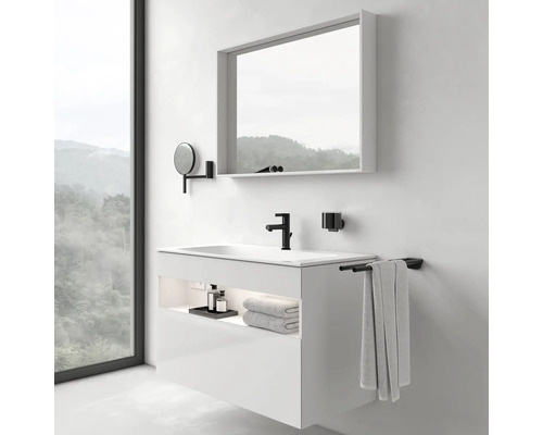 Moderná kúpeľňa s bielym umývadlom, zrkadlom, držiakom na uteráky a čiernou armatúrou