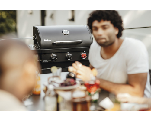 Gril Enders s ľuďmi vonku