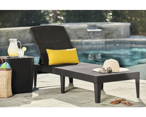 Záhradná scéna s ležadlom, odkladacím stolíkom a doplnkami pri bazéne