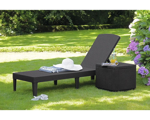 Záhradná scéna s ležadlom a úložným boxom z umelého prútia