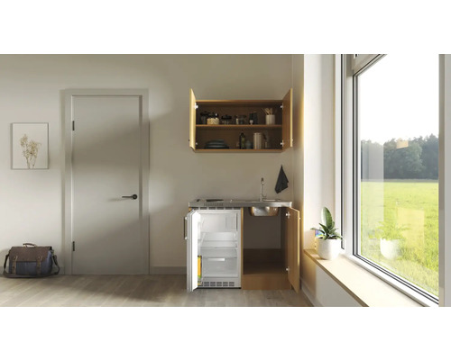 Kompaktná kuchynská linka s drezom, varnou doskou, chladničkou a závesnou skrinkou vo svetlom a priateľskom prostredí.