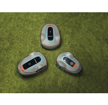 Tri robotické kosačky Gardena na trávniku