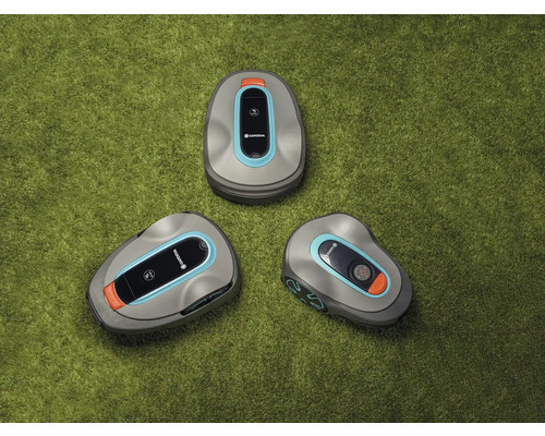 Tri robotické kosačky Gardena na trávniku