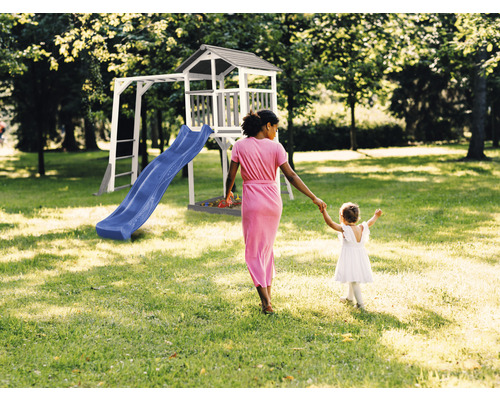 Hracia veža so šmýkačkou a lezeckým rámom v záhrade, matka a dcéra