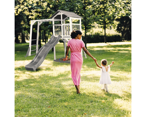 Hracia veža so šmýkačkou, rebríkom a pieskoviskom v záhrade