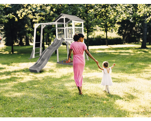 Ihrisko s hracou vežou, šmýkačkou a preliezačkou v záhrade