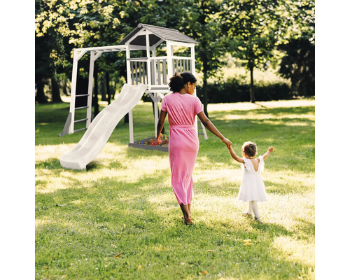 Ihrisko so šmýkačkou, preliezačkou a pieskoviskom v záhrade
