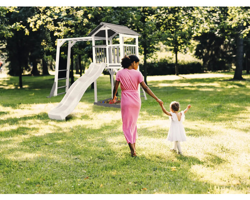 Hracia veža so šmýkačkou, preliezačkou a pieskoviskom v záhrade