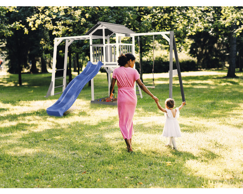 Ihrisko so šmykľavkou, hojdačkou a hracou vežou v záhrade