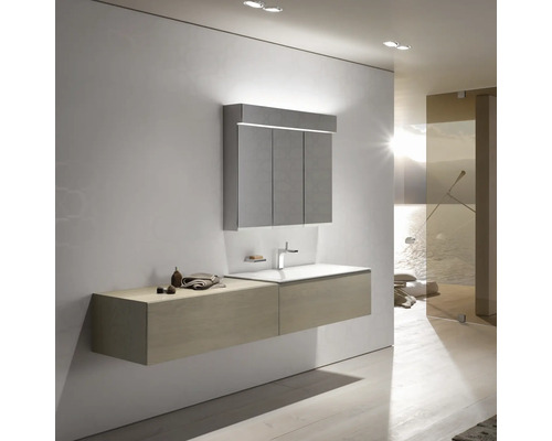 Moderná kúpeľňa s umývadlom, zrkadlovou skrinkou a výhľadom na more