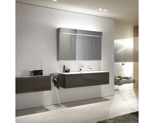 Moderná kúpeľňa s umývadlom, zrkadlovou skrinkou a bočnou skrinkou