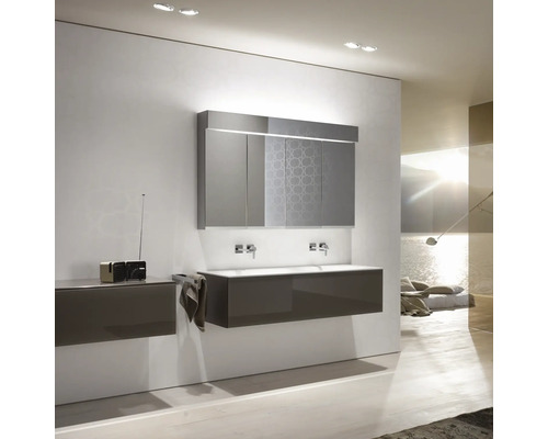 Moderná kúpeľňa s umývadlom, zrkadlovou skrinkou a rádiom