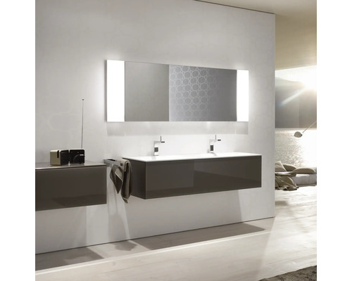 Moderná kúpeľňa s umývadlom, zrkadlom s osvetlením a rádiom