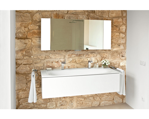 Moderná kúpeľňa s umývadlom, zrkadlom a kamennou stenou