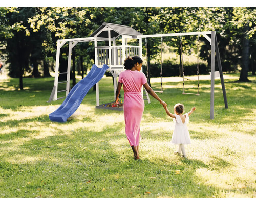 Ihrisko so šmýkačkou, domčekom a hojdačkou v záhrade