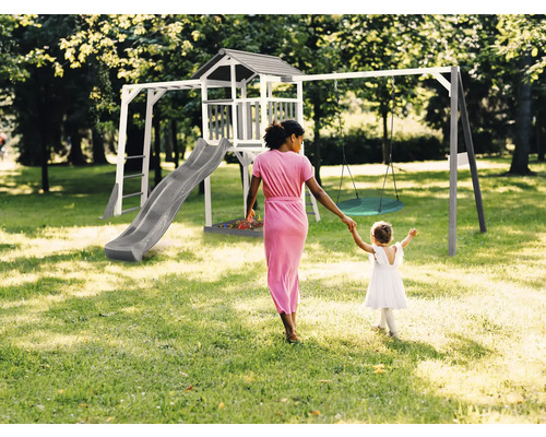 Detské ihrisko s hojdačkou, šmýkačkou a domčekom v záhrade