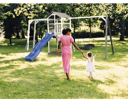 Ihrisko so šmýkačkou, hojdačkou a hernou vežou v záhrade