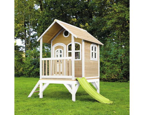 Drevený domček na hranie so šmýkačkou v záhrade
