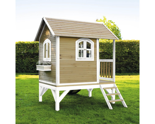 Drevený hrací domček na koloch so schodiskom a oknami v záhrade