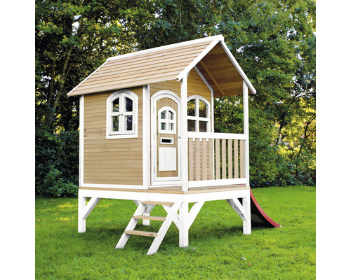 Drevený detský domček so šmykľavkou a schodmi v záhrade