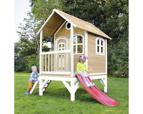 Drevený domček na hranie so šmýkačkou a deťmi v záhrade