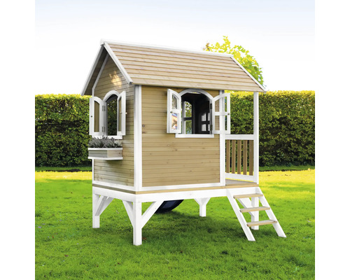 Drevený hrací domček so schodmi a oknami do záhrady